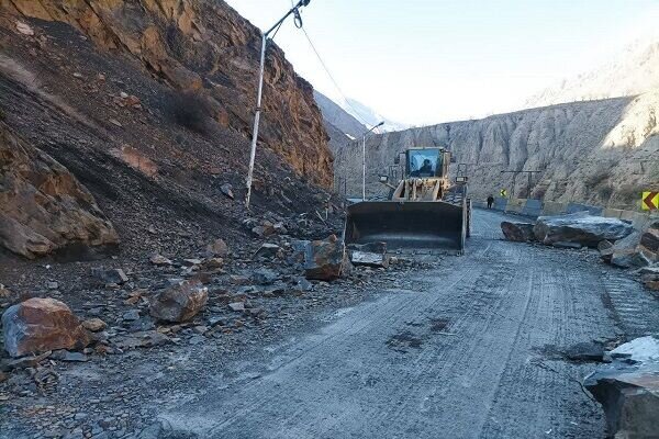 ریزش سنگ در خروجی تونل خانزاد جاده هراز