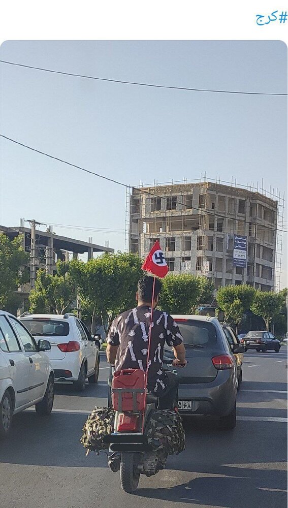 موتورسوار با پرچم نازی