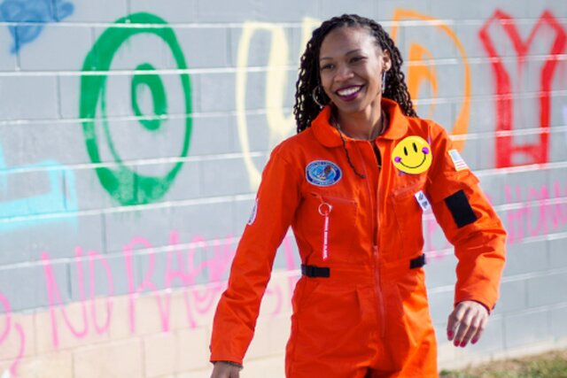 مد و طراحی لباس زنان در فضا Girl in Space Club