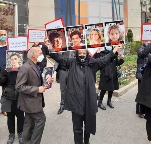 تجمع خانواده‌های قربانیان سقوط ۷۵۲ در تهران