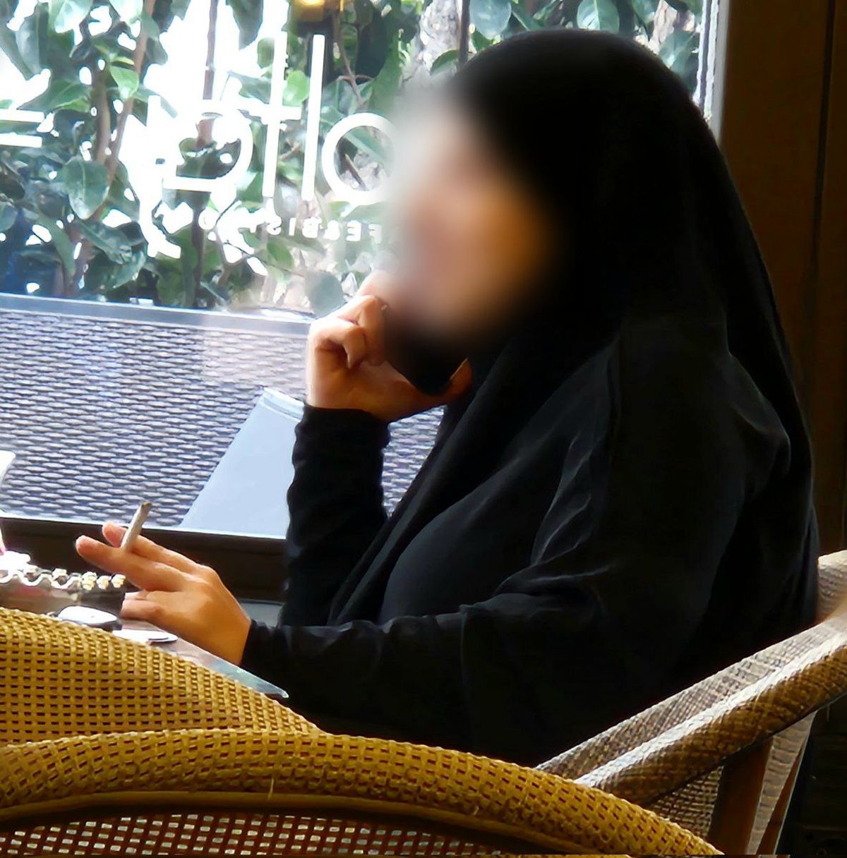 عکس خبرساز از اقدام زن محجبه در یک کافه