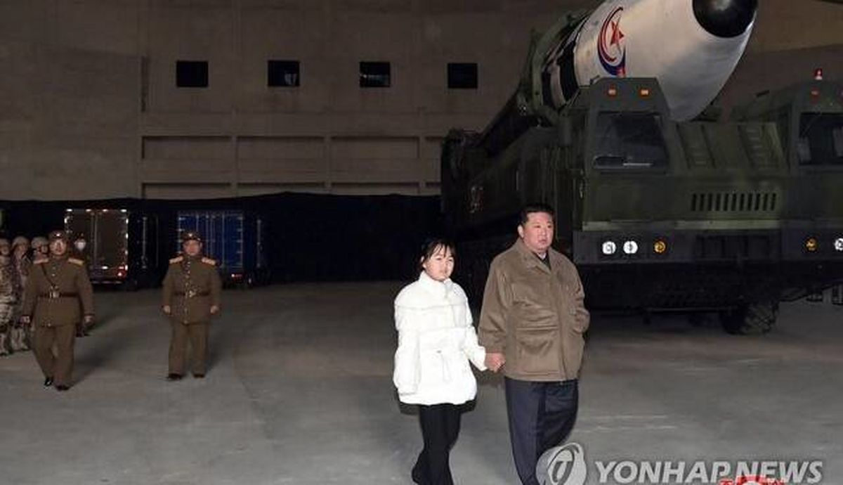 رهبر کره شمالی برای اولین بار از دخترش رونمایی کرد + عکس