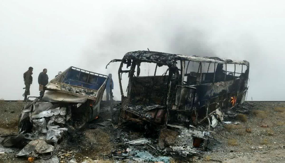 تصادف مرگبار نیسان و اتوبوس؛ در آتش سوختند