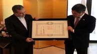 سفیر سابق ایران نشان افتخار امپراطور ژاپن دریافت کرد+عکس